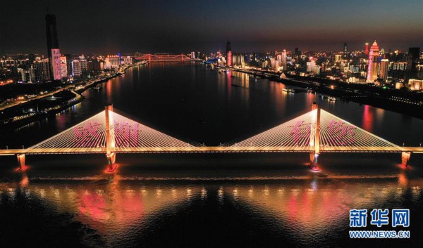 3月18日晚,武汉长江二桥上打出"感谢有您"的字样(无人机照片).